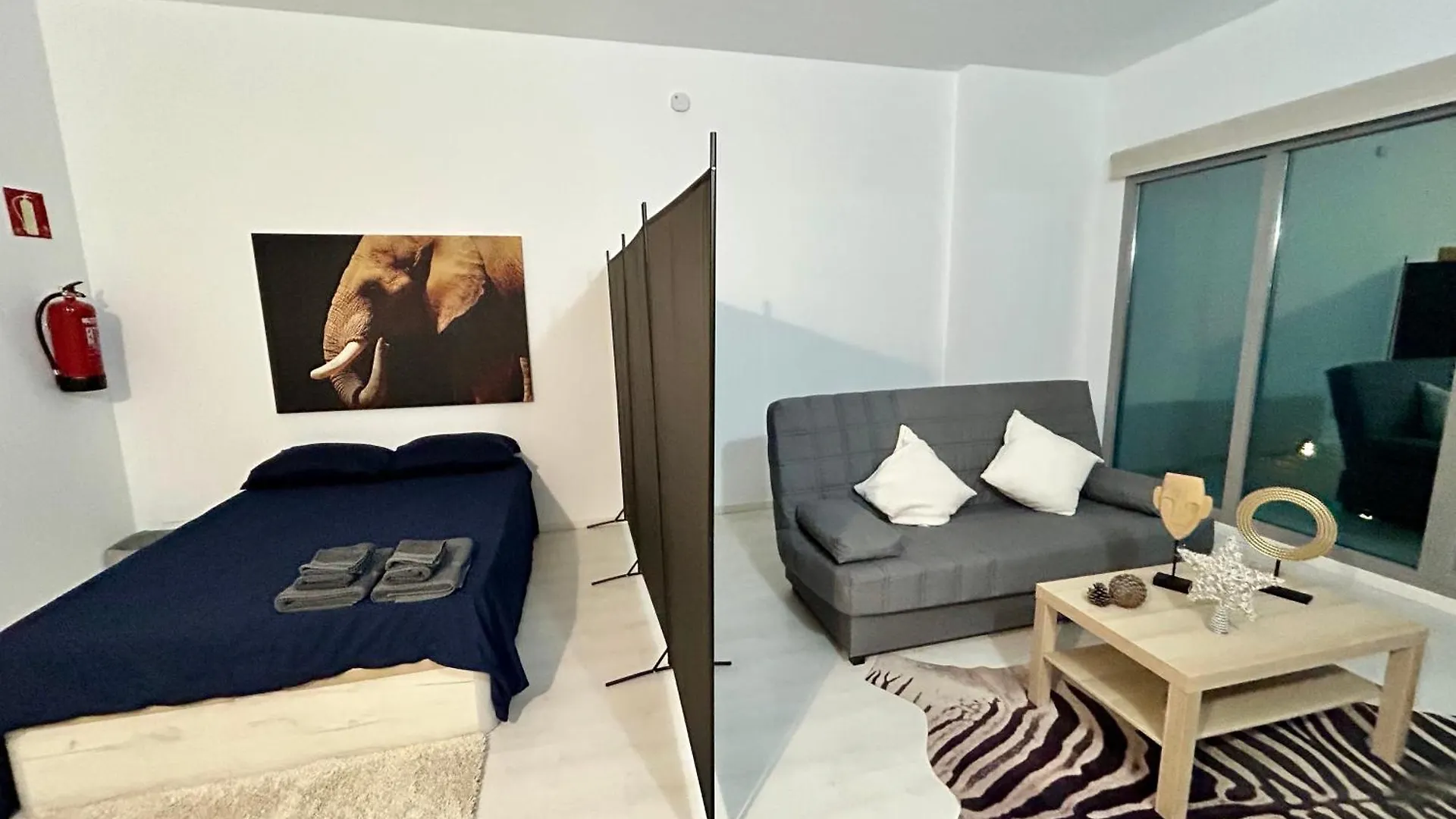 De Madrid Al Cielo Suites Con Wifi Y Netflix contacts